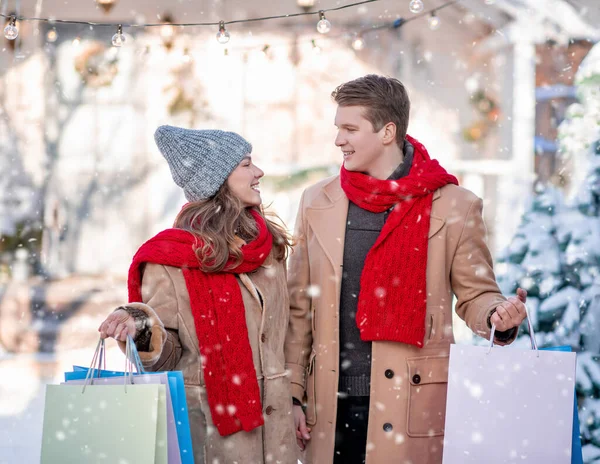 Glada kaukasiska par med shoppingväskor kommer hem från köpcentret — Stockfoto