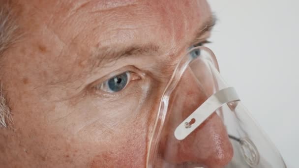 Senior Man ademhaling door middel van inhalator masker in de kliniek, Close-up — Stockvideo