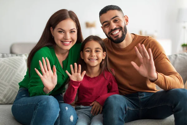 Porträtt av lycklig familj viftar med händerna framför kameran — Stockfoto