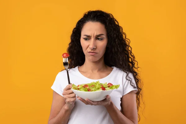 Üzgün Latin Kadın Tabağı Sebze Salatasıyla Tutuyor — Stok fotoğraf