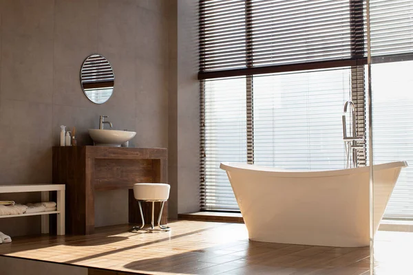 Banheiro moderno com janela panorâmica em apartamento de luxo — Fotografia de Stock