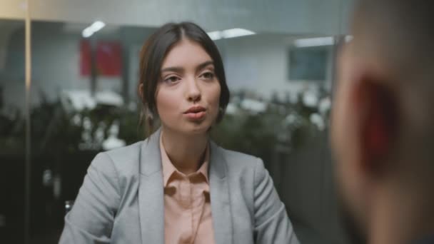 Werkgelegenheidsconcept Jongedame werkzoekende draagt formele kleding praten met ondernemer, zitten op het kantoor interview — Stockvideo