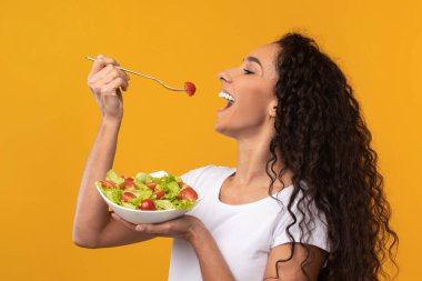 Gülümseyen Latin Kadın 'ın Salatalı Tabağı