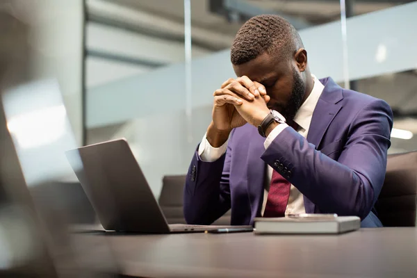 Empresario afroamericano estresado en traje con burnout — Foto de Stock