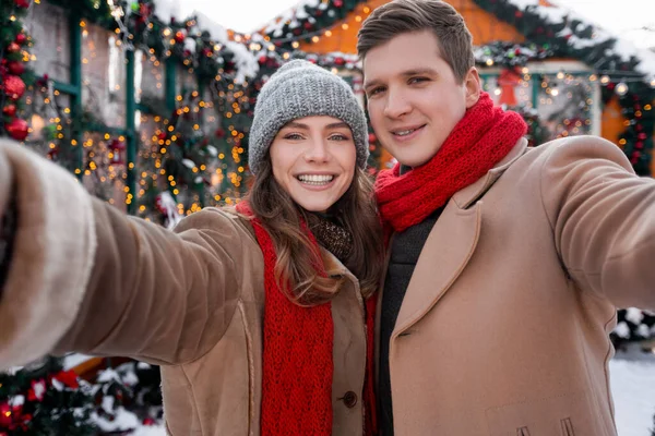 Glückliche Verliebte machen Selfie im Winterurlaub im Hinterhof — Stockfoto