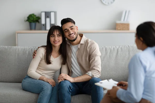 Arabisches Ehepaar umarmt sich nach wirksamer Psychotherapie, Ehepartner kommunizieren mit Psychologen — Stockfoto