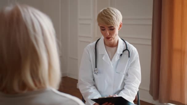 Médica Consultoria Paciente Sênior Mulher Durante Nomeação Médica Interior — Vídeo de Stock