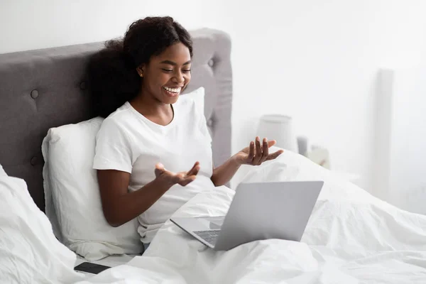 Positieve Afrikaanse Amerikaanse vrouw met video chat via laptop — Stockfoto