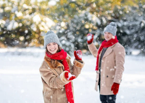 Fröhliche Millennials genießen ersten Schnee im Park — Stockfoto