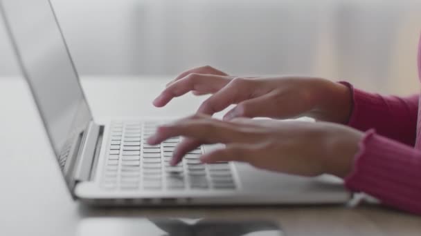 Kinder und Technologien. Unerkennbares afrikanisch-amerikanisches Mädchen tippt auf Laptop-Tastatur, lernt an Online-Schule — Stockvideo