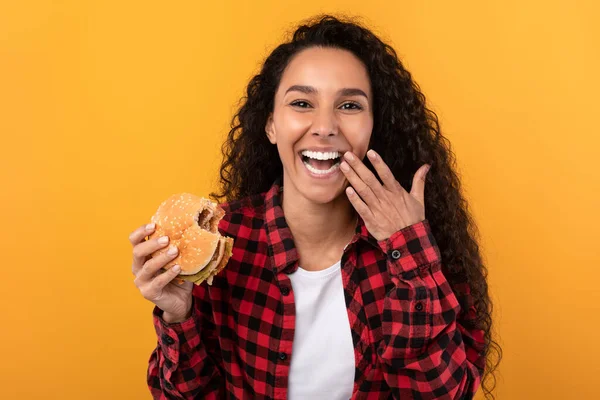 Mutlu Gülen Kadın Stüdyoda Burger Yiyiyor — Stok fotoğraf