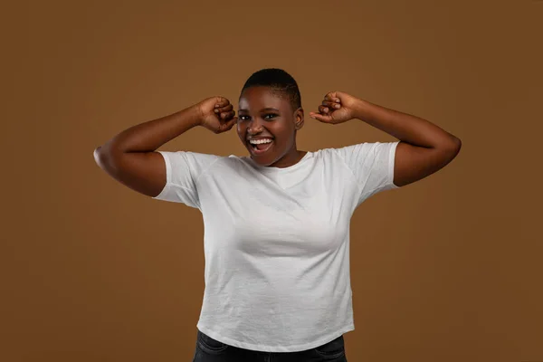 Portré érzelmi fekete nő éljenzés és tánc — Stock Fotó