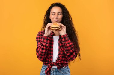 Heyecanlı Bayan Stüdyoda Lezzetli Burger 'in Kapanışı