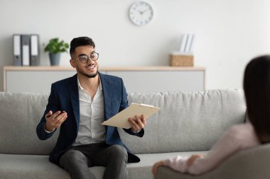 Psikoterapi danışmanlığı. Ortadoğu danışmanı ofisinde hastayla konuşuyor, müvekkiline tavsiye veriyor.