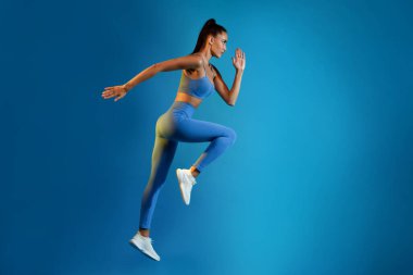 Sportif Kadın Egzersiz Yapıyor Diz dirseğe Çatırtı Mavi Arkaplanda Duruyor