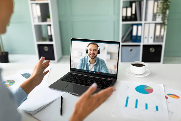 Hátsó nézet a női vállalkozó, hogy online üzleti találkozó kollégájával, hogy video hívás laptop, kollázs — Stock Fotó