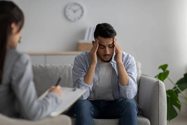 Απελπισμένος αραβικός τύπος που υποφέρει από πρωτόγονη κατάρρευση ή κατάθλιψη, έχοντας συνεδρία στο γραφείο ψυχολόγων — Φωτογραφία Αρχείου