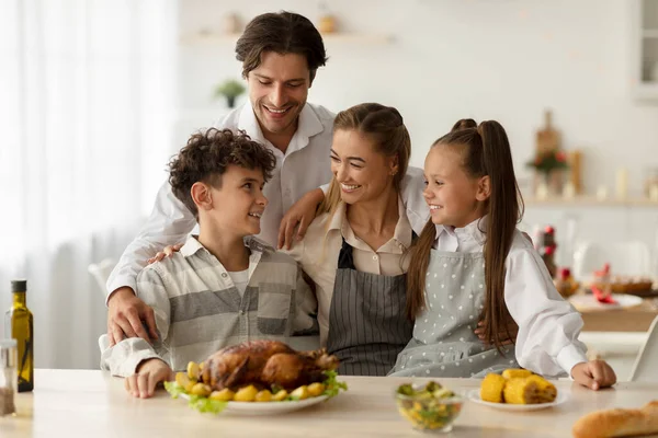 Amantes padres e hijos posando juntos en la cocina, cocinando sabrosa comida para la celebración familiar de Navidad en casa — Foto de Stock