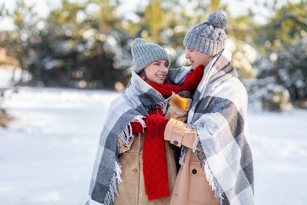Porträt eines romantischen Paares, das einen verschneiten Wintertag genießt — Stockfoto