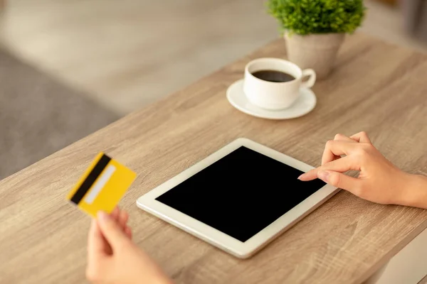 Kolay ödemeler, e-ticaret konsepti. Milenyum kadını boş ekran ve kredi kartı ile tablet kullanıyor, tasarım için model — Stok fotoğraf