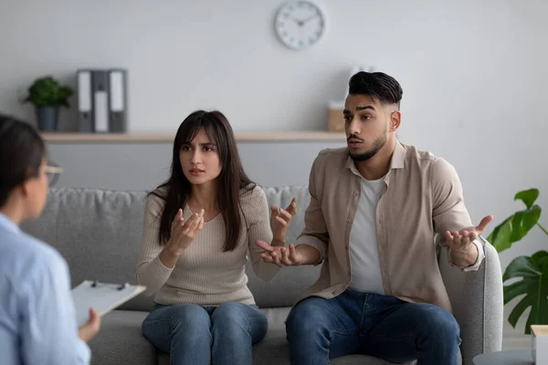 Angry arab couple on meeting with marital counselor, having conflict and talking emotionally at phychologists office — Stock Photo, Image