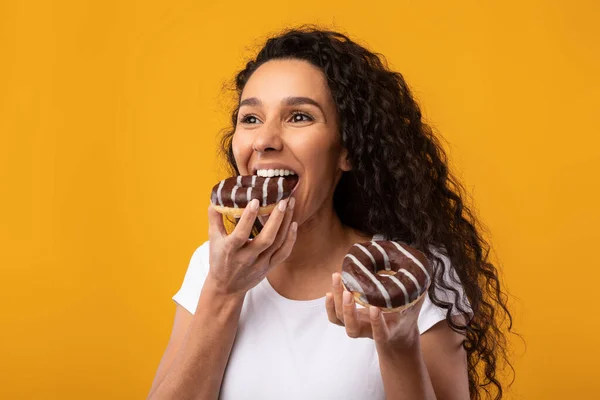 Mutlu Latin Kadın Stüdyoda Donut Tutuyor Pasta Isırıyor — Stok fotoğraf