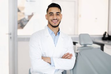 Yakışıklı Orta Doğulu Diş Hekimi Doktor Poz Veriyor Klinikte