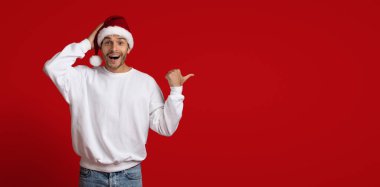Şuraya bak. Noel Baba Şapkalı Heyecanlı Adam Başparmağını kaldırıyor