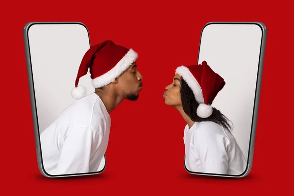 黒人男性と女性で携帯電話の画面キス — ストック写真