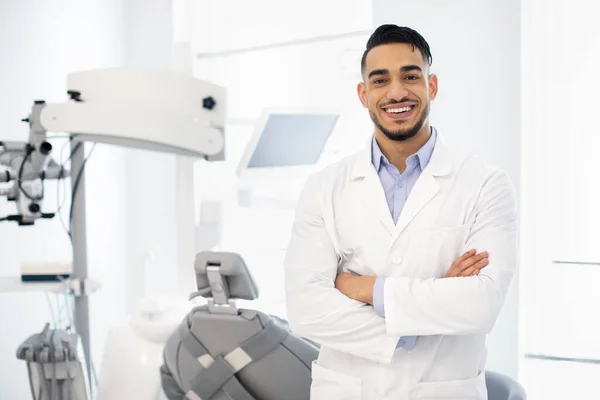 Centro Odontológico. Retrato de Médico Dentista do Oriente Médio Sorrindo posando no local de trabalho — Fotografia de Stock