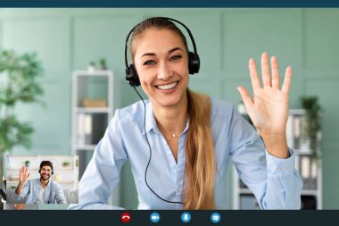 Video konferansı sırasında kulaklık takan mutlu bayan öğretmen, web kamerasına el sallıyor ve gülümsüyor, ekran görüntüsü