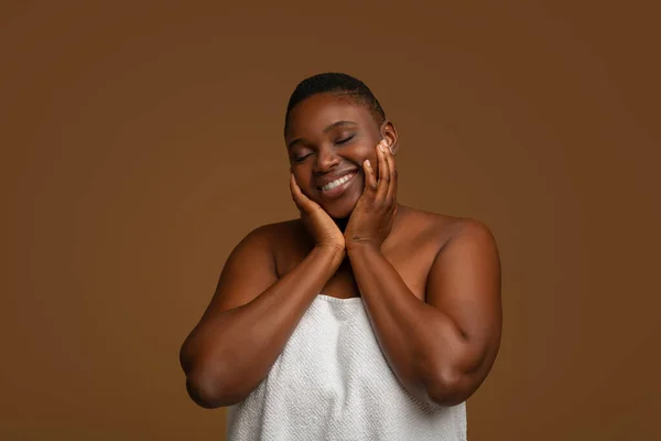 Mooi plus size Afrikaans amerikaanse vrouw poseren in studio — Stockfoto