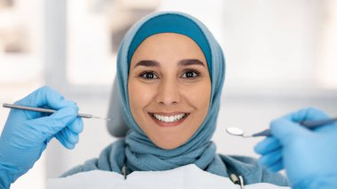 Kozmetik Diş Hekimi. Klinikte Kontrol Sırasındaki Tesettürlü İslamcı Kadın