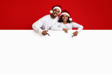 Sevgi dolu siyah çift boş yatay reklam panosuna işaret ediyor