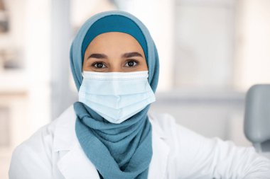 Başörtüsü ve Koruyucu Yüz Maskesi Giyen Müslüman Kadın Tıp İşçisi Portresi