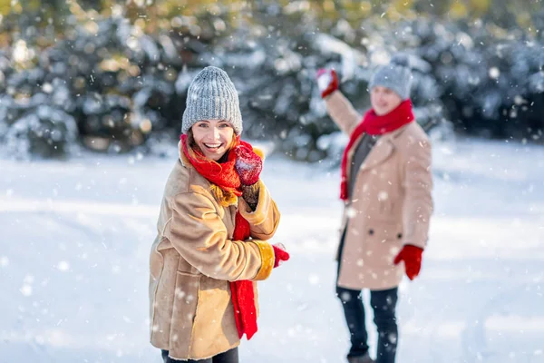 Alegre pareja romántica teniendo lucha de nieve en el bosque de invierno, panorama —  Fotos de Stock