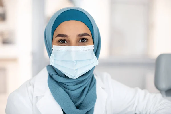 Portré muszlim női egészségügyi dolgozó Hidzsáb és védő maszk — Stock Fotó
