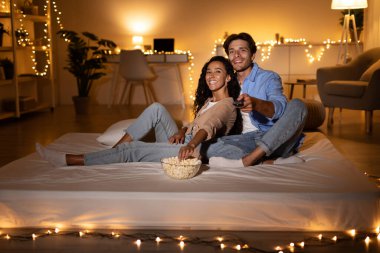 Milenyum Çifti Televizyon İzliyor Evde Dinlenen Kanalları Değiştiriyor