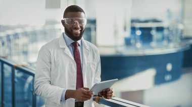 Dijital tablet kullanan mutlu siyah tıp bilimcisi