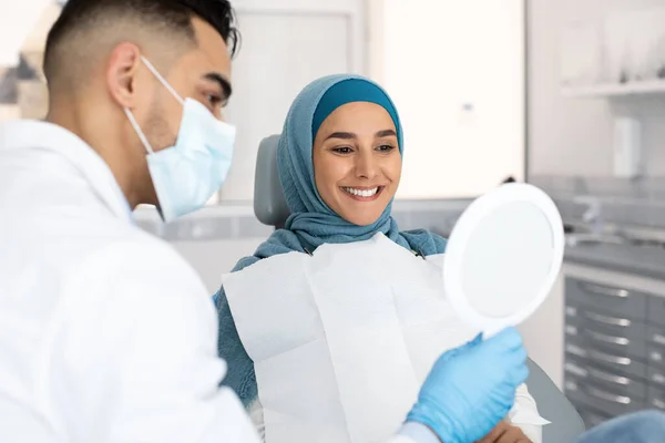 Senhora Muçulmana em Hijab Olhando para seu novo sorriso após o tratamento dos dentes — Fotografia de Stock