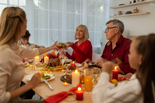Boldog többgenerációs család ül kiszolgált asztalnál, eszik ízletes hagyományos karácsonyi étel otthon — Stock Fotó
