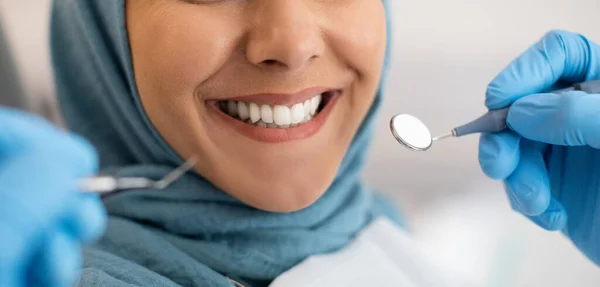 Smile Makeover. Closeup Of Smiling Woman In Hijab During Dental Check Up — Stock Photo, Image