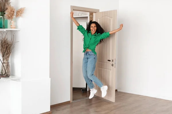 Porträtt av upphetsad känslomässig kvinna hoppar i lägenhet — Stockfoto