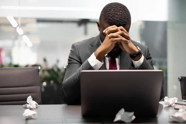Moe zwarte manager lijdt aan burn-out, werken aan laptop — Stockfoto