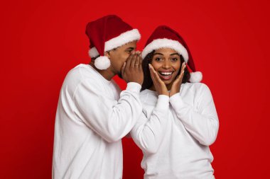 Zenci adam duygusal kız arkadaşıyla sırlarını paylaşıyor.