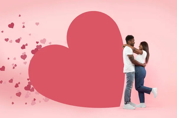 Genç Romantik Siyah Çift Sarılıyor, Kızıl Kalpler Uçuyor — Stok fotoğraf