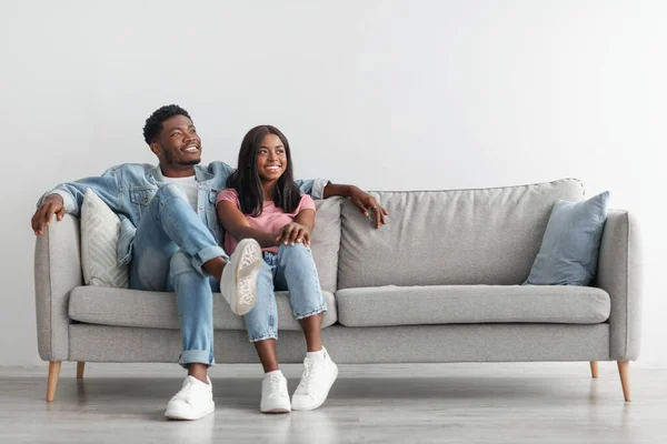 Afro americano pareja pasando fin de semana juntos sentado en sofá — Foto de Stock
