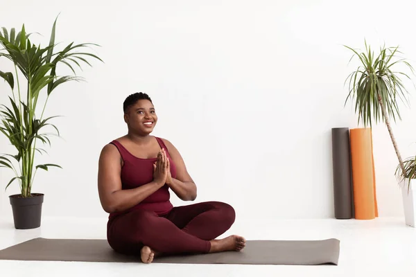 Feliz gordito afroamericano mujer asistir a clases de yoga —  Fotos de Stock