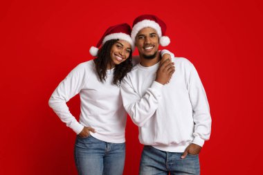 Güzel siyah kadın mutlu erkek arkadaşına sarılıyor.