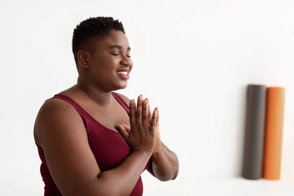 Close-up van ontspannen mollig afrikaanse amerikaanse vrouw mediteren — Stockfoto